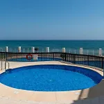 Beachfront Sea View In Cozy 1br With Pool And Garage Appartamento