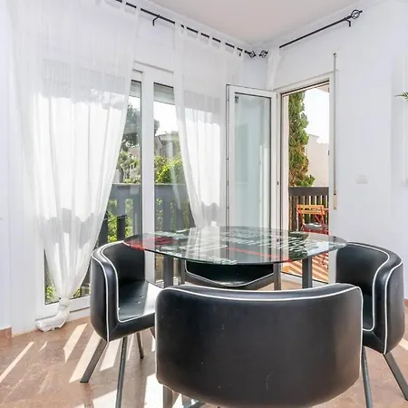 Beachfront Sea View In Cozy 1br With Pool And Garage